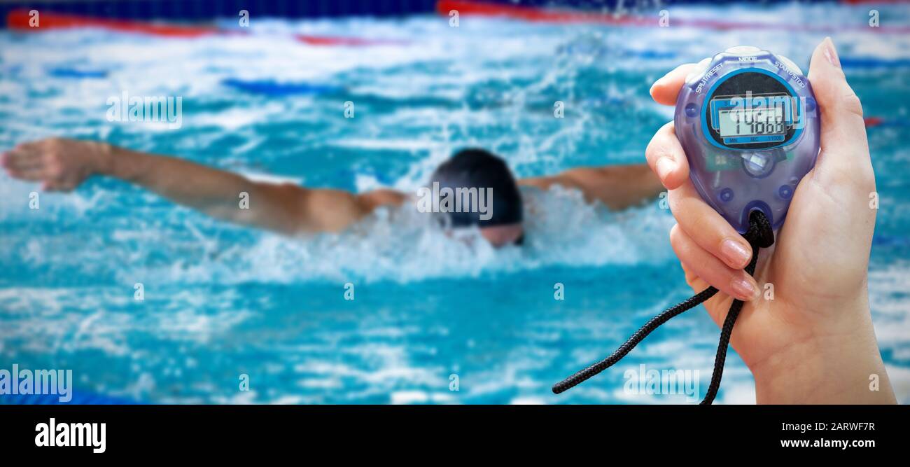 Zusammengesetztes Bild von Close Up von einer Hand hält einen Timer auf weißem Hintergrund Stockfoto