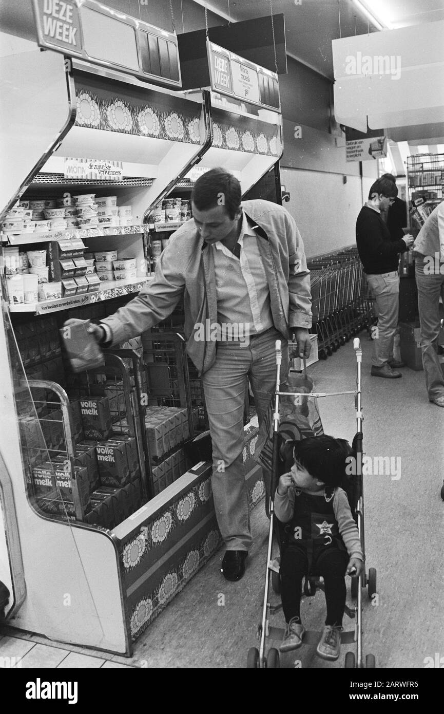 Kostenloser Milchpreis Supermarkt (Molkerei-Abteilung) Datum: 2. September 1980 Standort: Amsterdam, Noord-Holland Schlüsselwörter: Milchpreise, Supermärkte Stockfoto