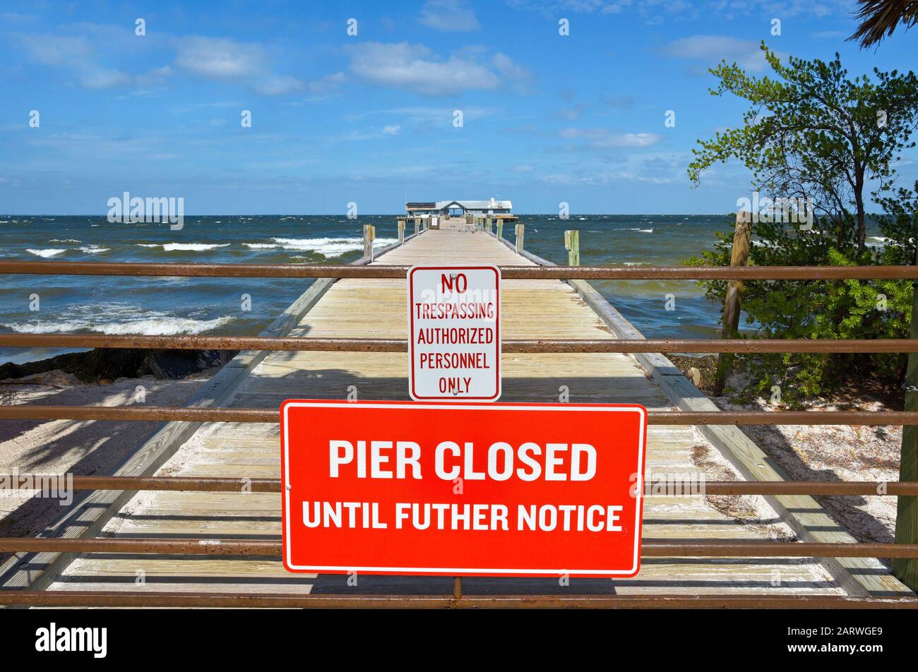 Anna MARIA, FL - 2. Oktober 2017: Anna Maria Historic Pier ist geschlossen, nachdem sie durch Hurrikan Irma schwer beschädigt wurde. Stockfoto