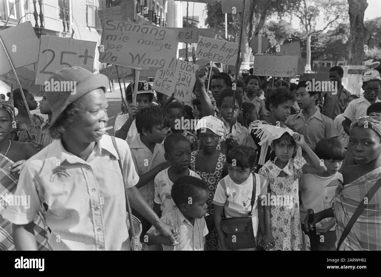 Suriname: Unabhängigkeit am 25/11 usw.; Parlament der Republik Suriname; Personen mit Schildern mit Slogans (Surinamesen) Datum: 1. Dezember 1975 Ort: Suriname Schlüsselwörter: INDEVENCE Stockfoto