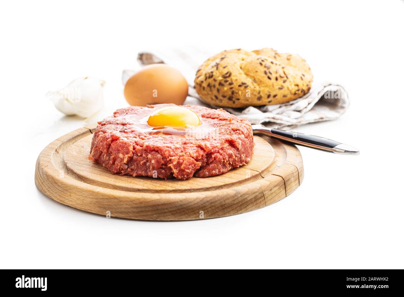 Beef Tatara-Steak mit Eigelb isoliert auf weißem Hintergrund. Stockfoto