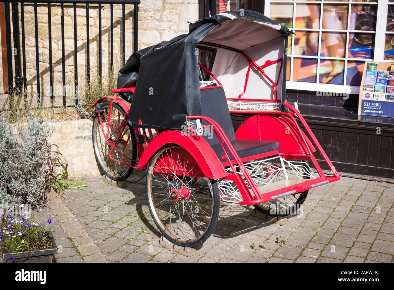 Pedalowered Dreiradtaxi im asiatischen Stil für zwei Passagiere, ausgestellt im Motor Museum in Bourton auf dem Wasser England Großbritannien - VORDERANSICHT Stockfoto