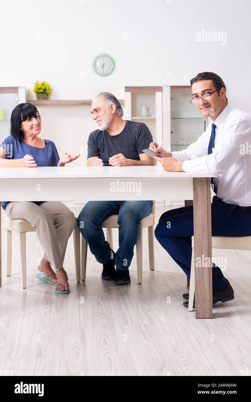 Der Finanzberater geben Ruhestand Beratung alte Paar Stockfoto