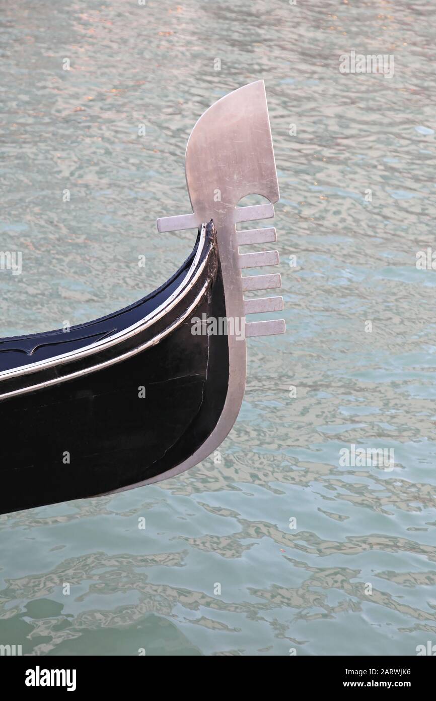 Die Ferro Metallspitze vorne an der Gondel in Venedig Stockfoto