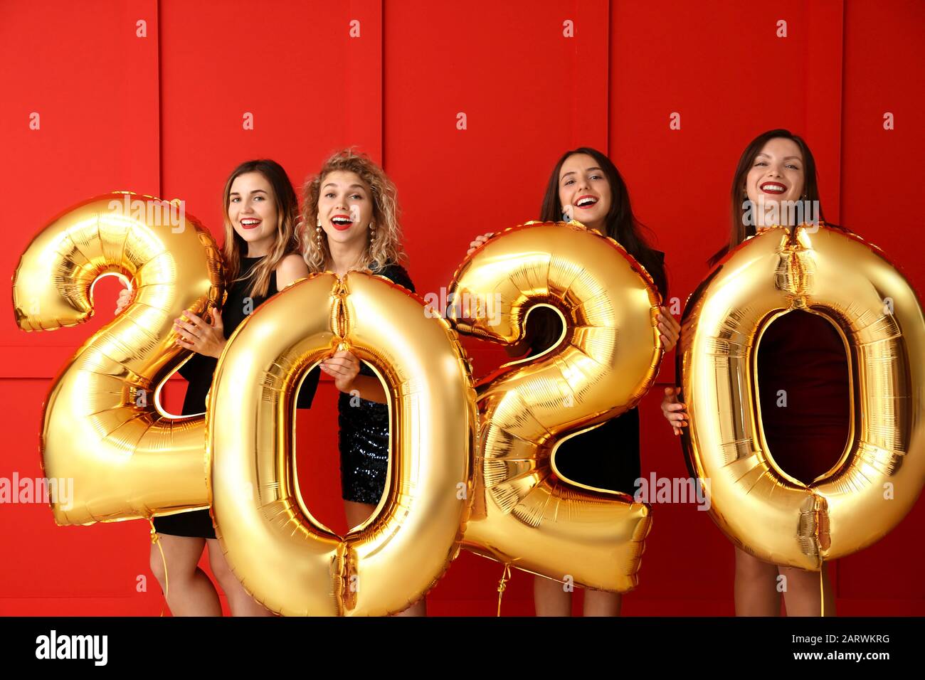 Schöne junge Frauen mit Ballons bei der Weihnachtsfeier Stockfoto