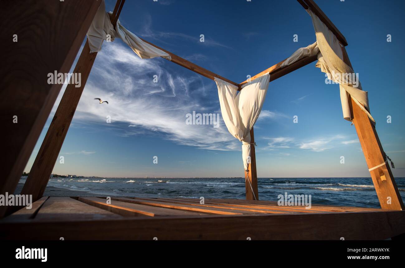 Low-Winkel-Aufnahme eines leeren hölzernen Pavillon in der Nähe der Meer unter blauem Himmel Stockfoto