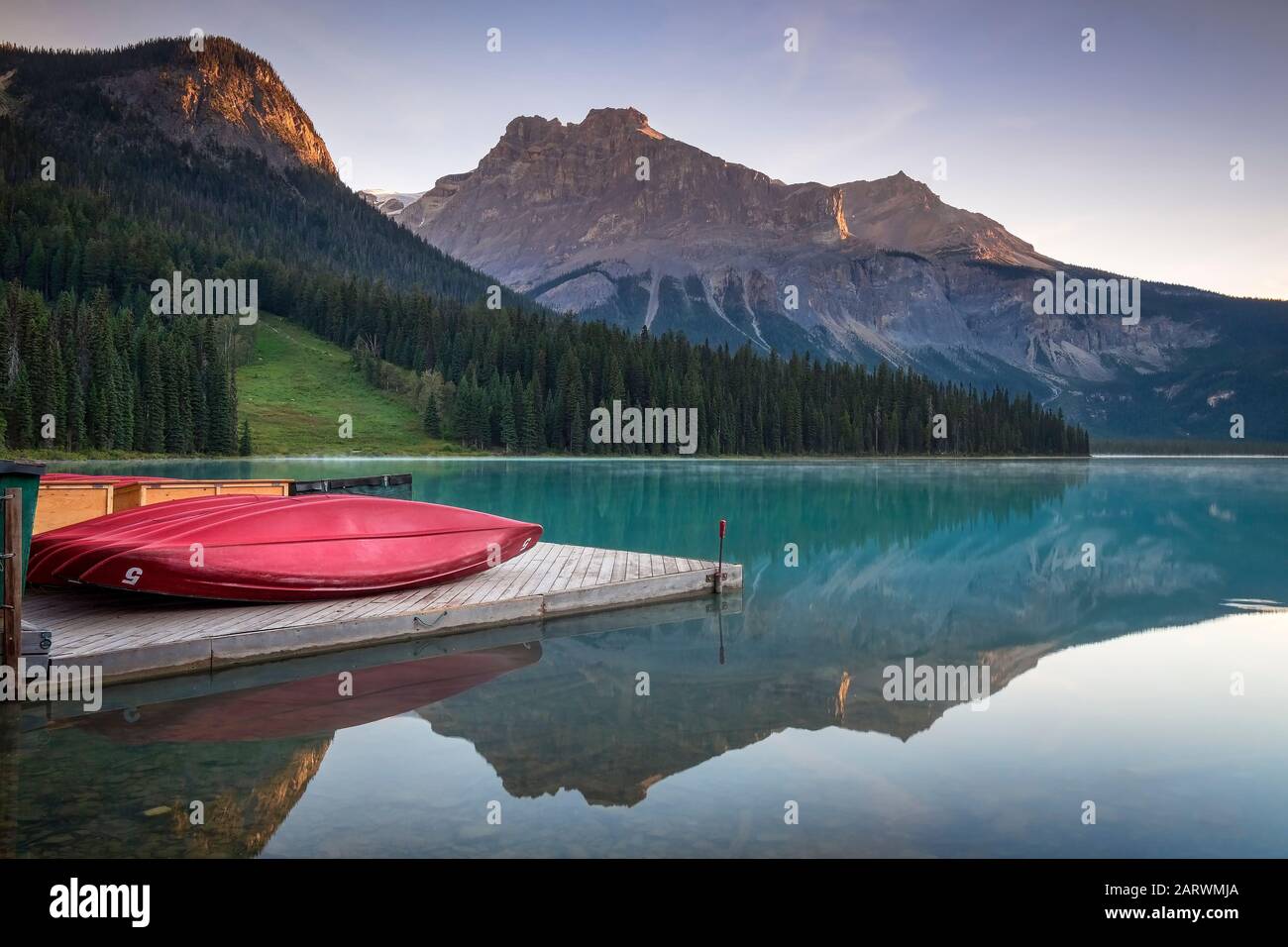 Erstes Licht auf dem Emerald Lake & The President Range, Yoho National Park, The Rockies, British Columbia, Kanada Stockfoto
