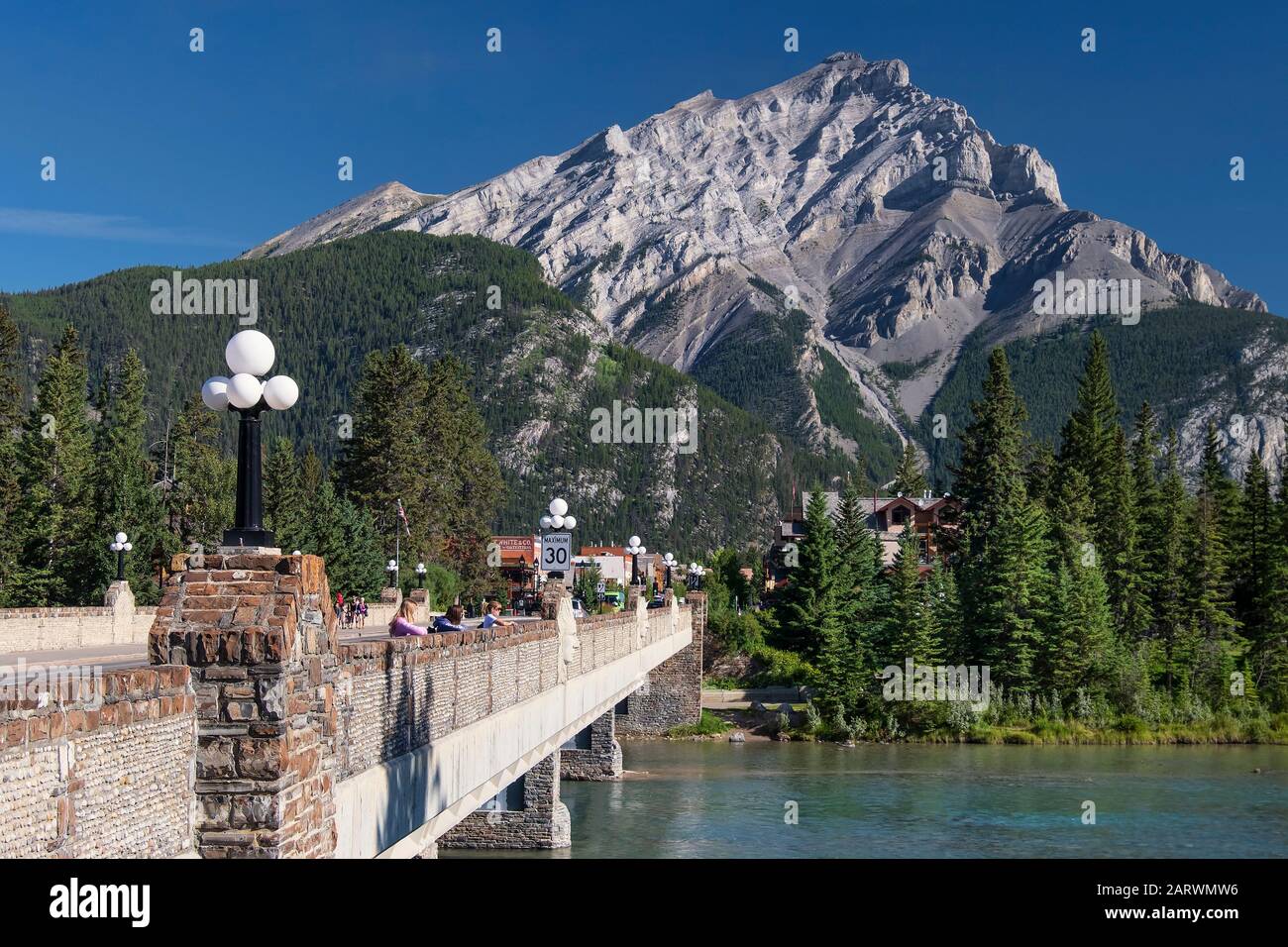 Bow River Bridge und The Bow River, unterstützt von Cascade Mountain, Banff, The Rockies, Alberta, Kanada Stockfoto