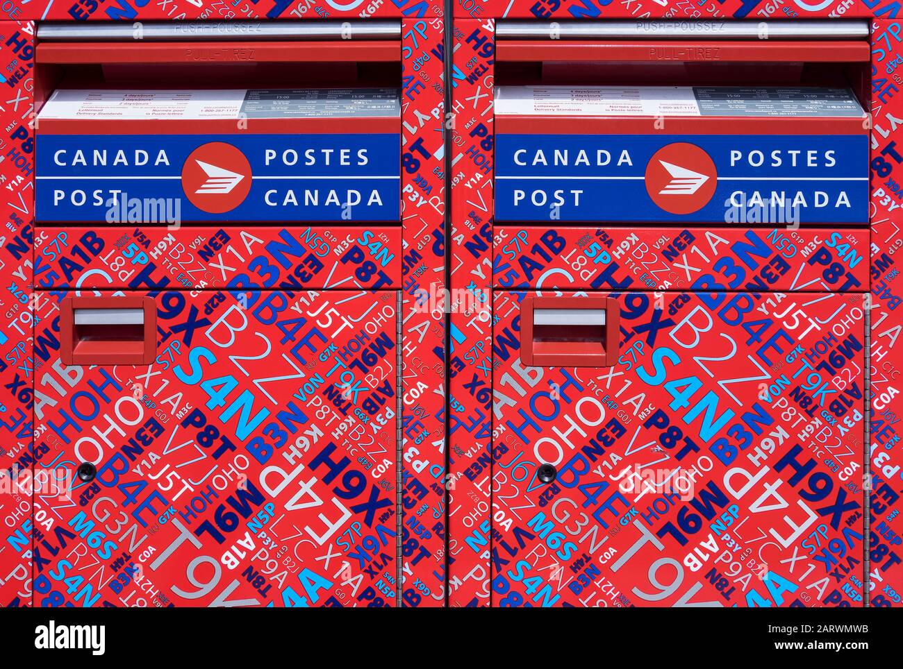 Bunte Canada Post Twin Canadian Mail Boxes, Banff, Alberta, Kanada Stockfoto