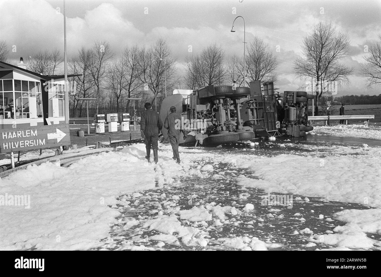 Tanklastwagen geneigt zu Loenersloot Datum: 7. Februar 1969 Schlüsselwörter: Tanker Stockfoto