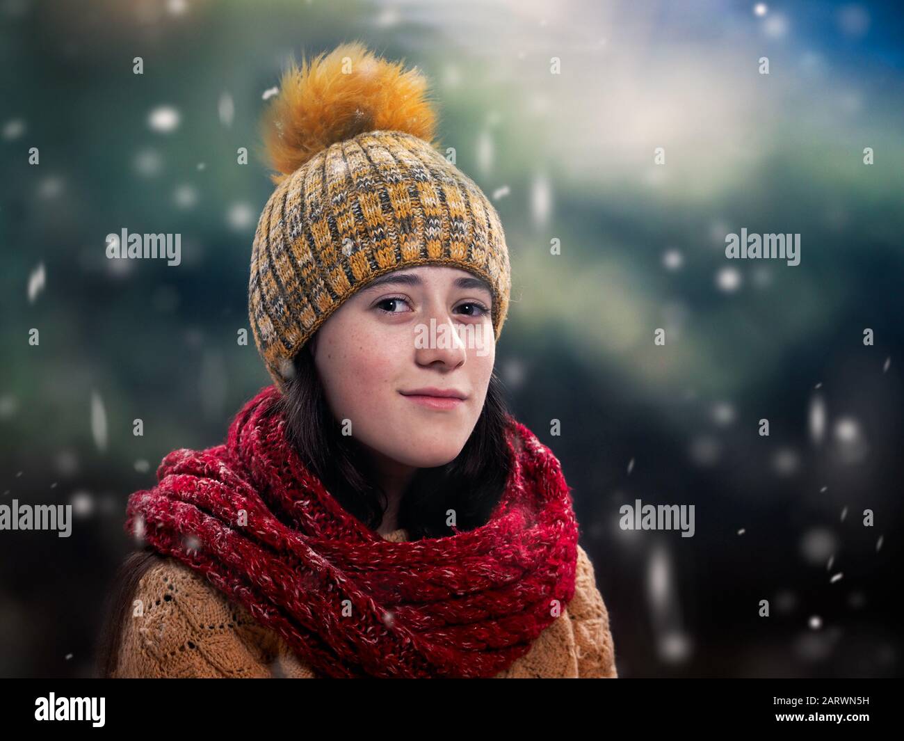 Porträt eines Mädchens unter Schnee bei kaltem Wetter Stockfoto