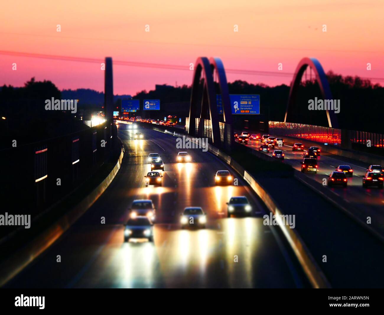 Tilt-Shift-Bild der deutschen Autobahn A8 bei Augsburg bei Sonnenuntergang Stockfoto