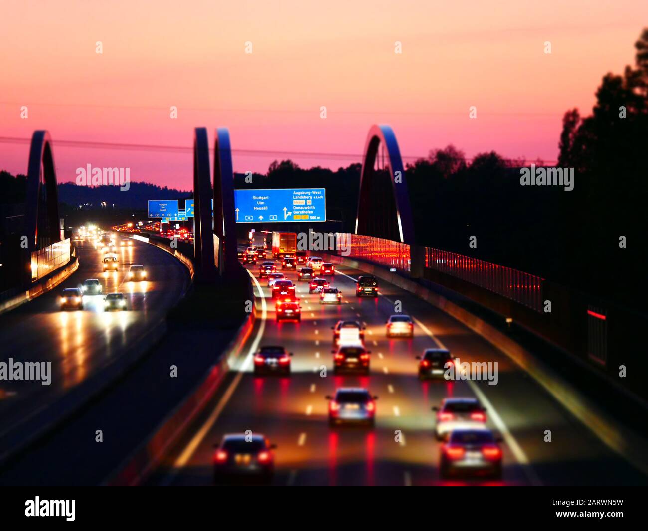 Tilt-Shift-Bild der deutschen Autobahn A8 bei Augsburg bei Sonnenuntergang  Stockfotografie - Alamy