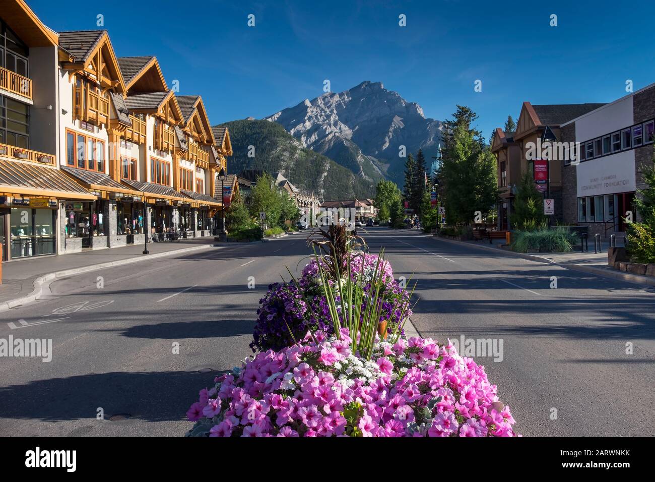 Banff Avenue mit Unterstützung von Cascade Mountain, Banff, Canadian Rockies, Alberta, Kanada Stockfoto