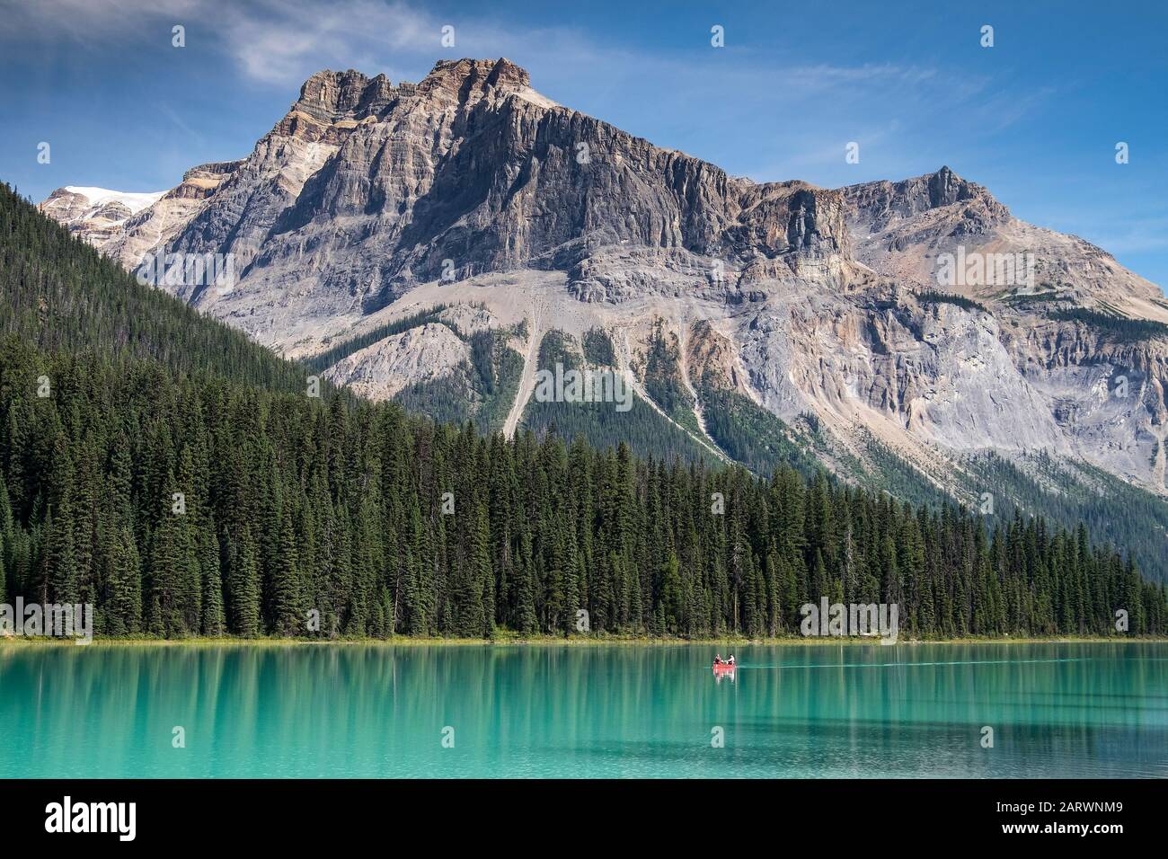 Lone Red Canoe on Emerald Lake unterstützt von Emerald Peak, President Range, Yoho National Park, Alberta, Canadian Rockies, Kanada Stockfoto