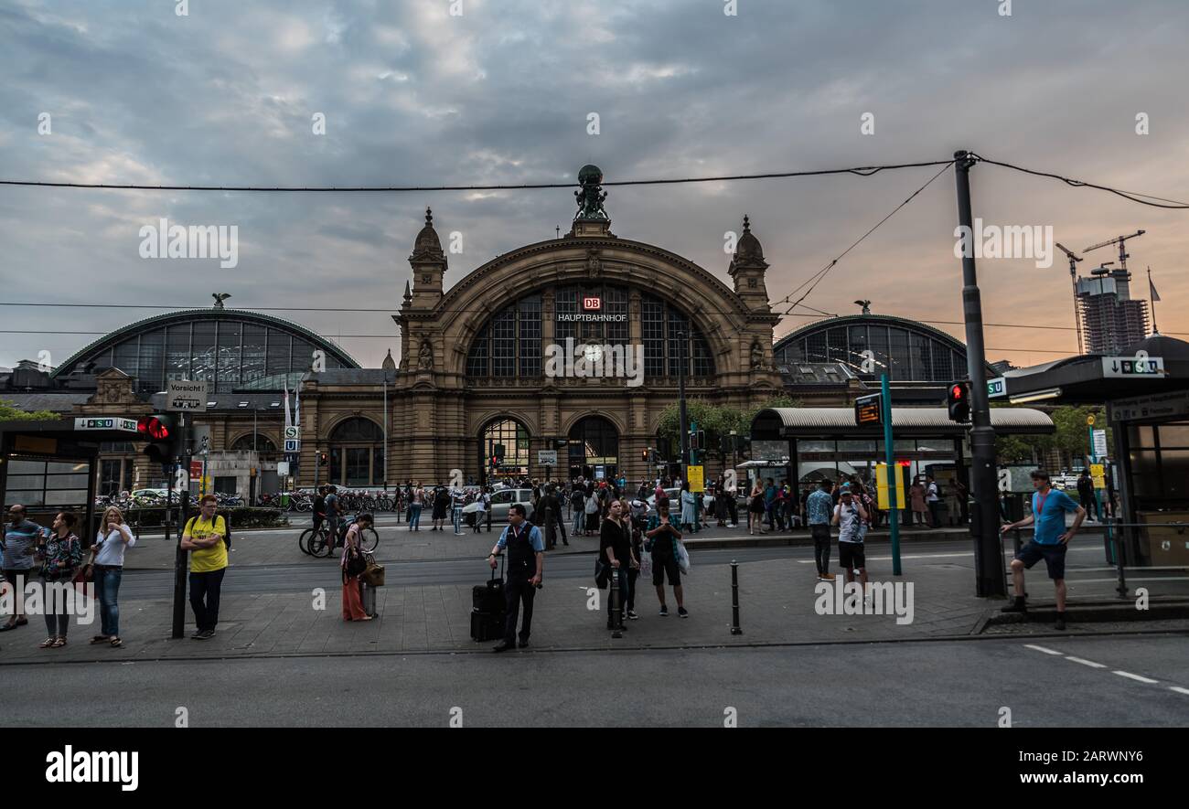 Frankfurt am Main, Hessen / Deutschland - 07 23 2018: Reisende, die zum Hauptbahnhof laufen Stockfoto