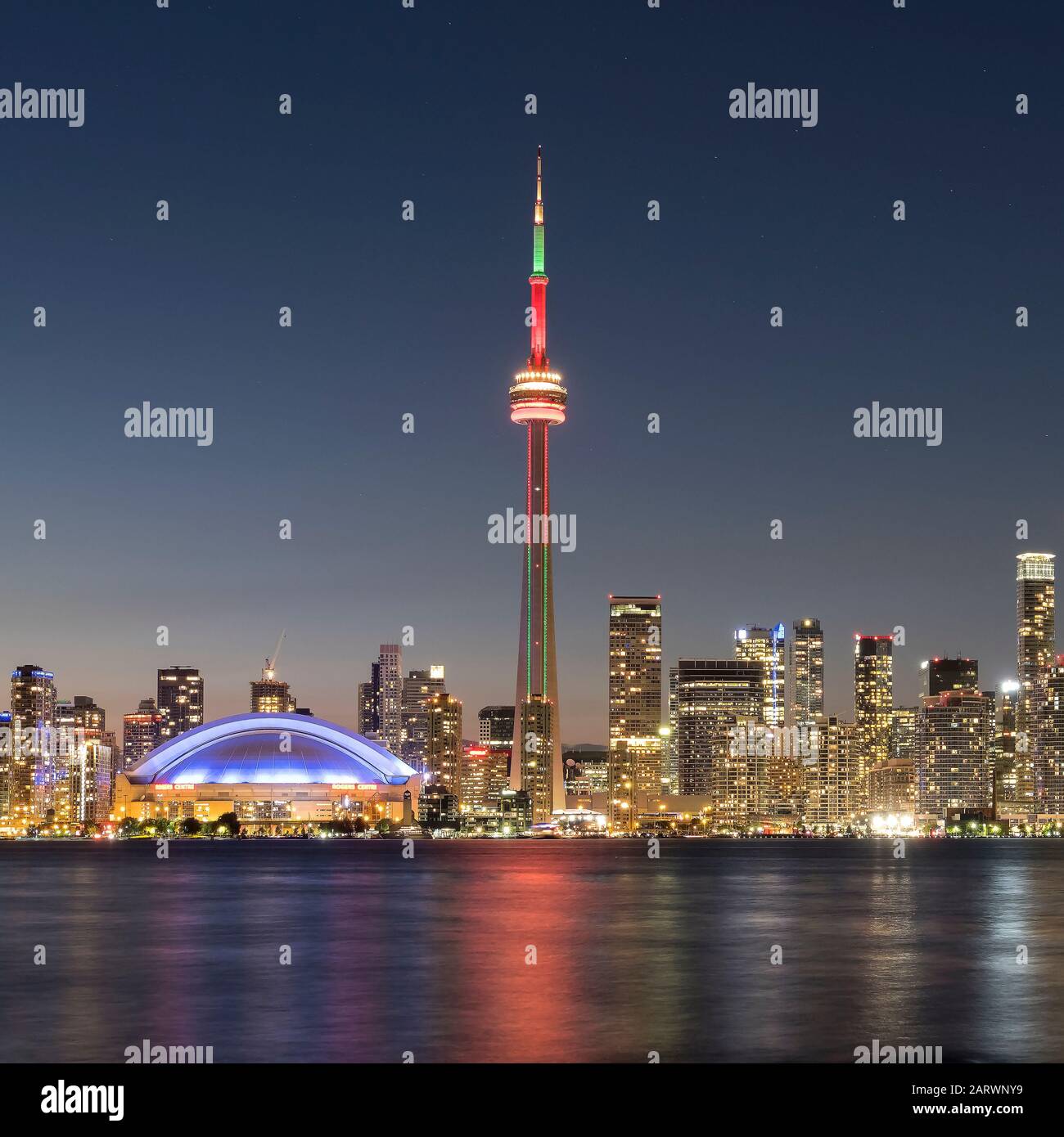 Toronto Skyline mit dem CN Tower bei Nacht, von Toronto Island, Toronto, Ontario, Kanada Stockfoto