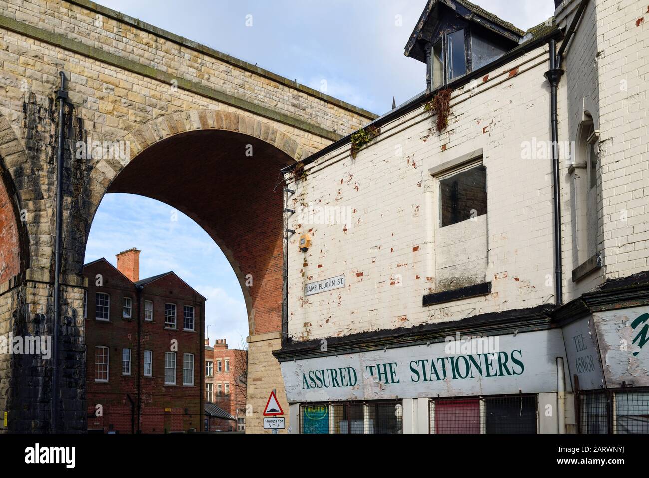 Mansfield Town Center - Abbruchgebäude und Derbe Gebäude, Nottinghamshire, Großbritannien. Stockfoto