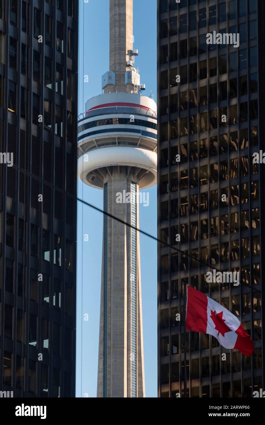 Der CN Tower durch die Wolkenkratzer in City, Toronto, Ontario, Kanada Stockfoto