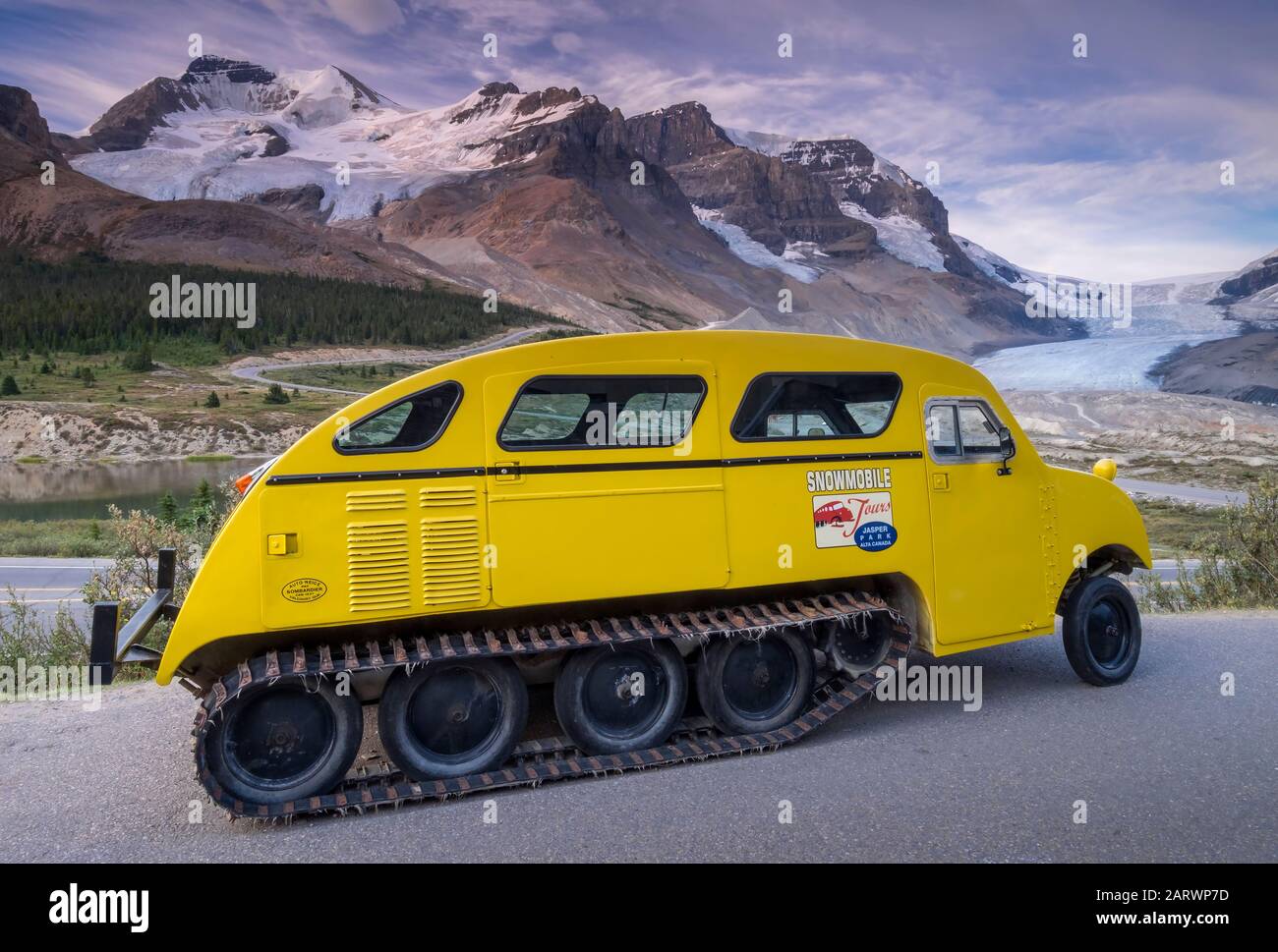 Old Obselete Snowmobile am Athabasca-Gletscher, Jasper National Park, Canadian Rockies, Alberta, Kanada Stockfoto