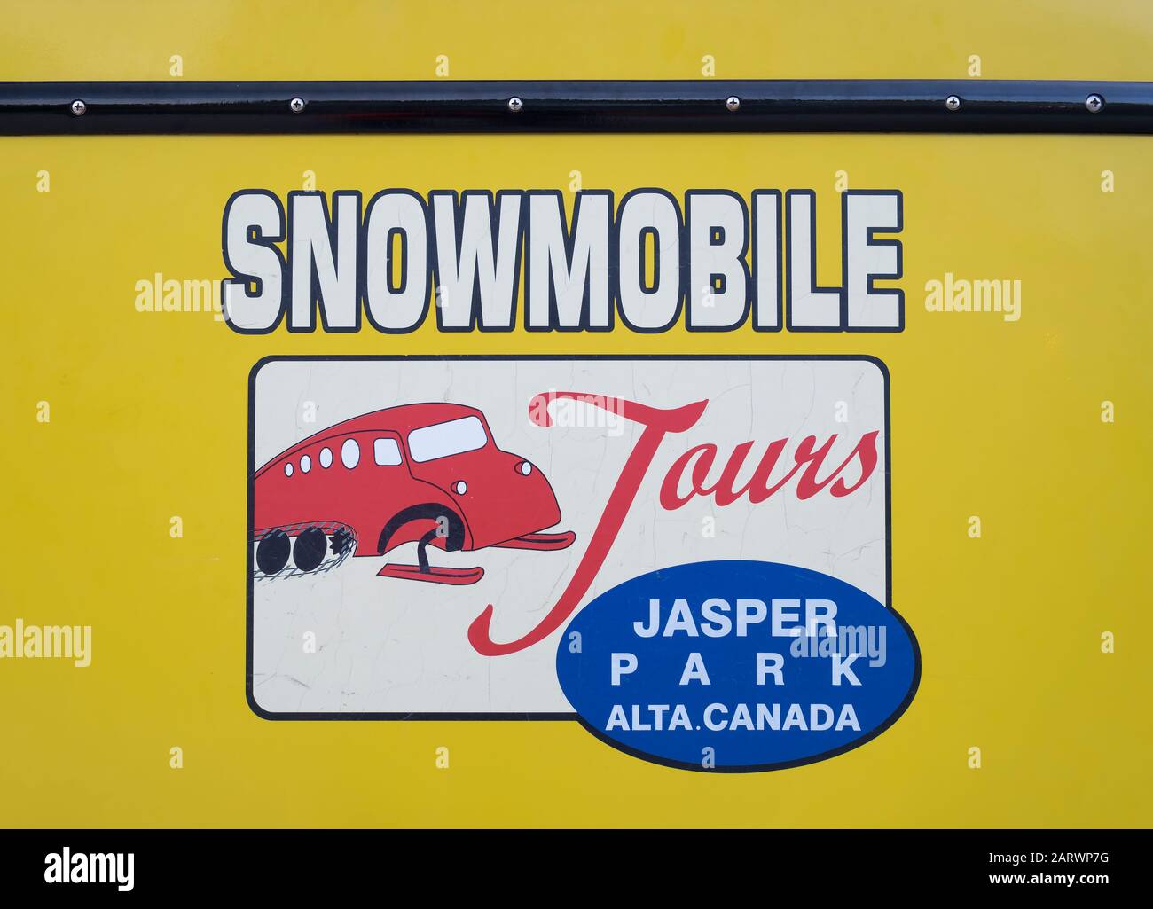 Snowmobile Tours Schild auf Vintage Snowmobile am Athabasca Glacier, Jasper National Park, Canadian Rockies, Alberta, Kanada Stockfoto