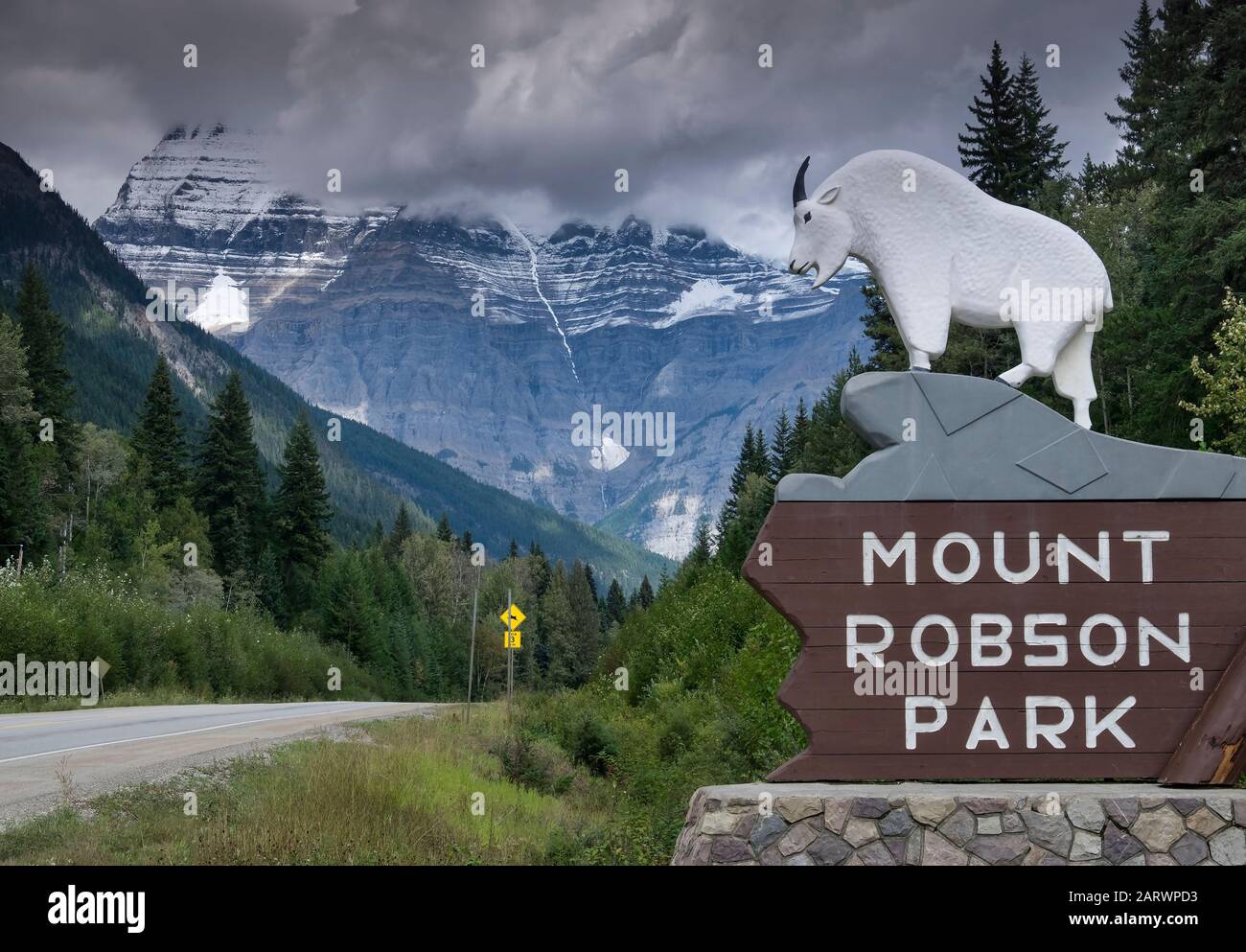 Schild Mount Robson Park mit Unterstützung von Mount Robson, Mount Robson Provincial Park, Canadian Rockies, British Columbia, Kanada Stockfoto