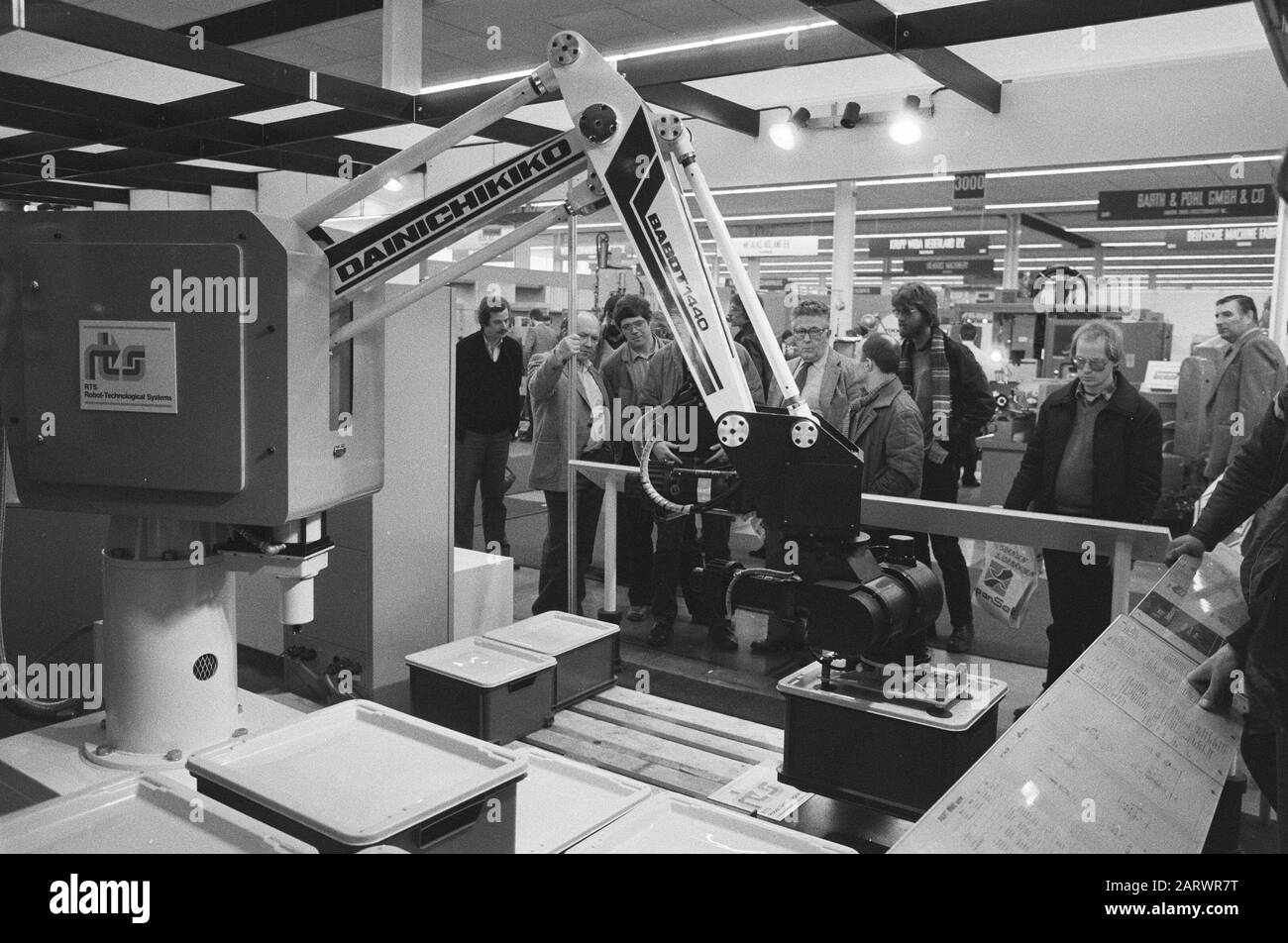 Technobeurs 82 in Utrechtse Jaarbeurs. Ein Industrieroboter auf der Messe, der Boxen bewegte Datum: 22. März 1982 Standort: Utrechter Schlüsselwörter: Messen, Roboter Stockfoto