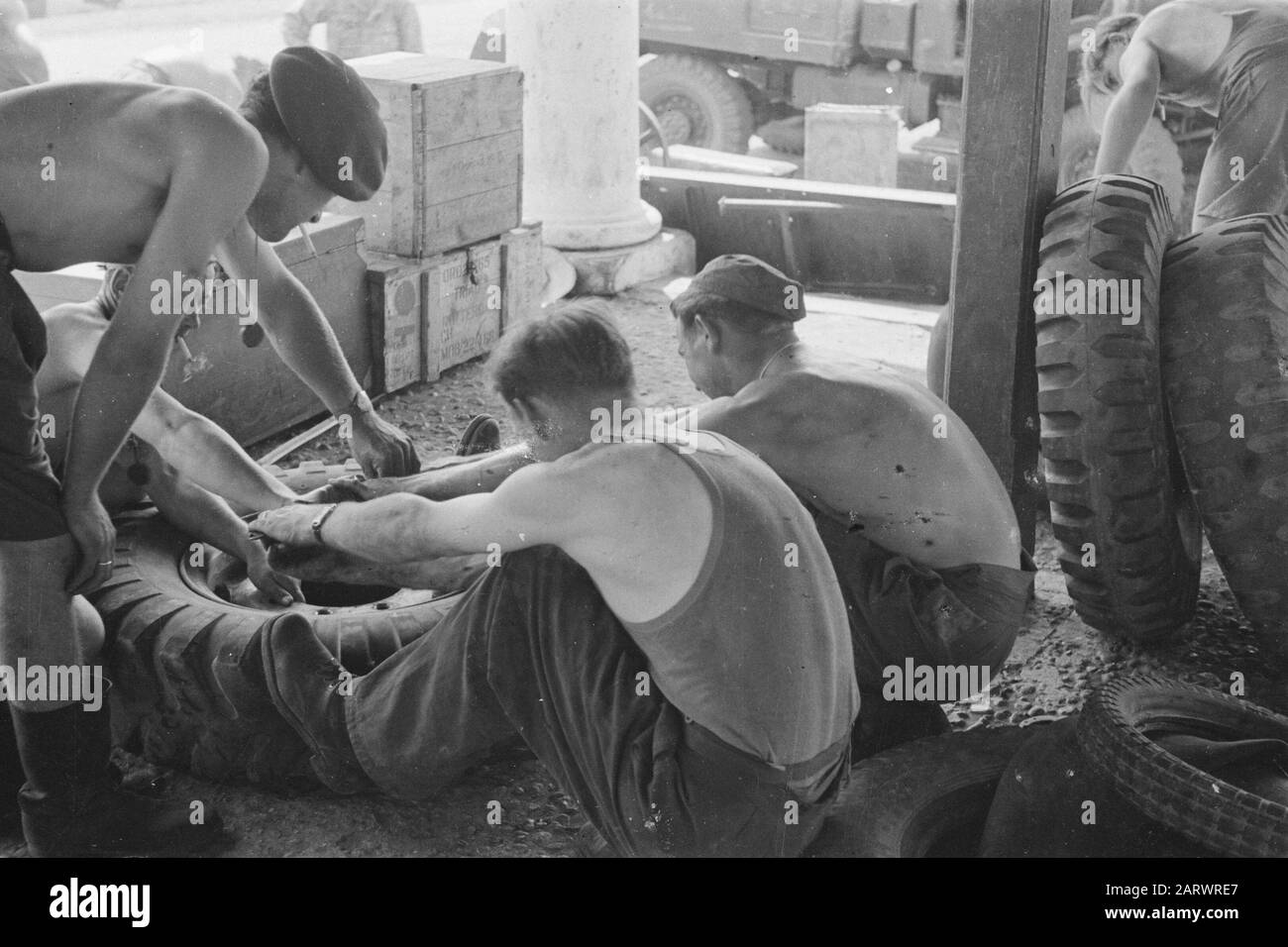 Aktion Tegal Tegal: Die Pflege und Reparatur von Autos und Motorrädern wurde während des Aufmarschs unserer Truppen von den Jungs aus den Moving LTD Werkstätten durchgeführt. Etwa sechzig Durchstiche wurden pro Tag verarbeitet Datum: 24. Juli 1948 Ort: Indonesien, Niederländisch-Ostindien, Purwokerto, Tegal Stockfoto