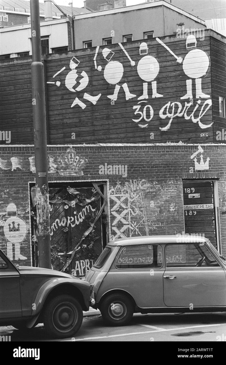 Zeichnungen zu Wandbesetzern in der Spuistraat aufgrund des Thronwechsels am 30. april Datum: 22. april 1980 Ort: Amsterdam, Noord-Holland Schlüsselwörter: Grafitti, Hausbesetzer, Wände, Thronwechsel Stockfoto