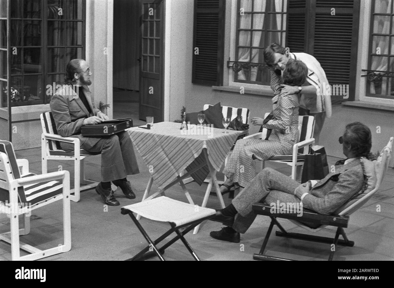 Fernseh-Drama Martha (TV, KRO), v. l. IJF Blokker, Hazekamp, Carol van Herwijnen und Maxim Hamel Datum: 7. Mai 1974 Schlagwörter: Schauspieler, Regisseure, Fernsehspiele persönlicher Name: Blokker V, Hamel Maxim, Hazekamp, Rewijnen Carol van Stockfoto