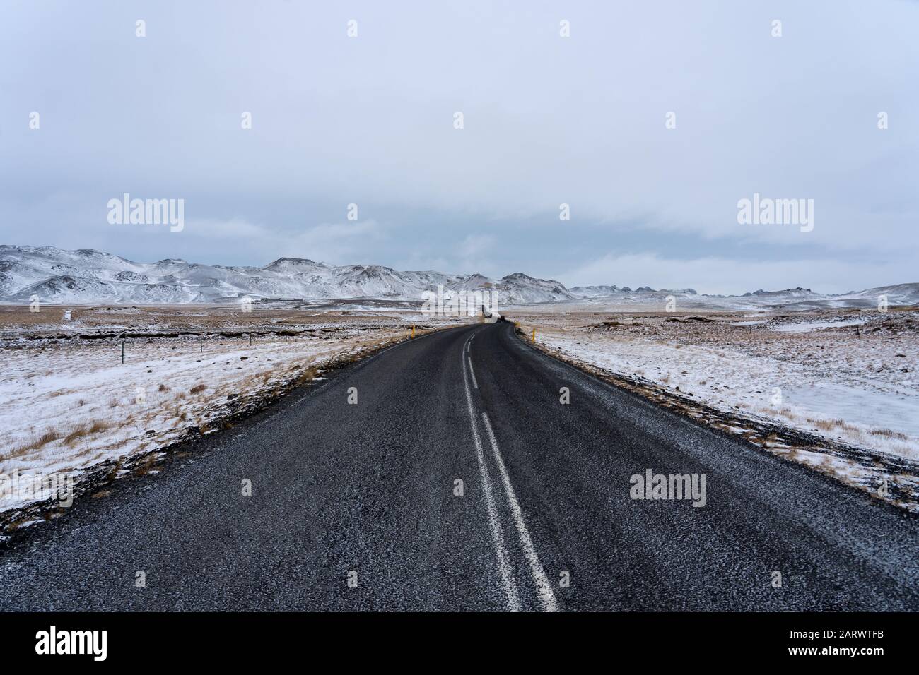 Freie Straße für Abenteuer in Island mit Schnee Stockfoto