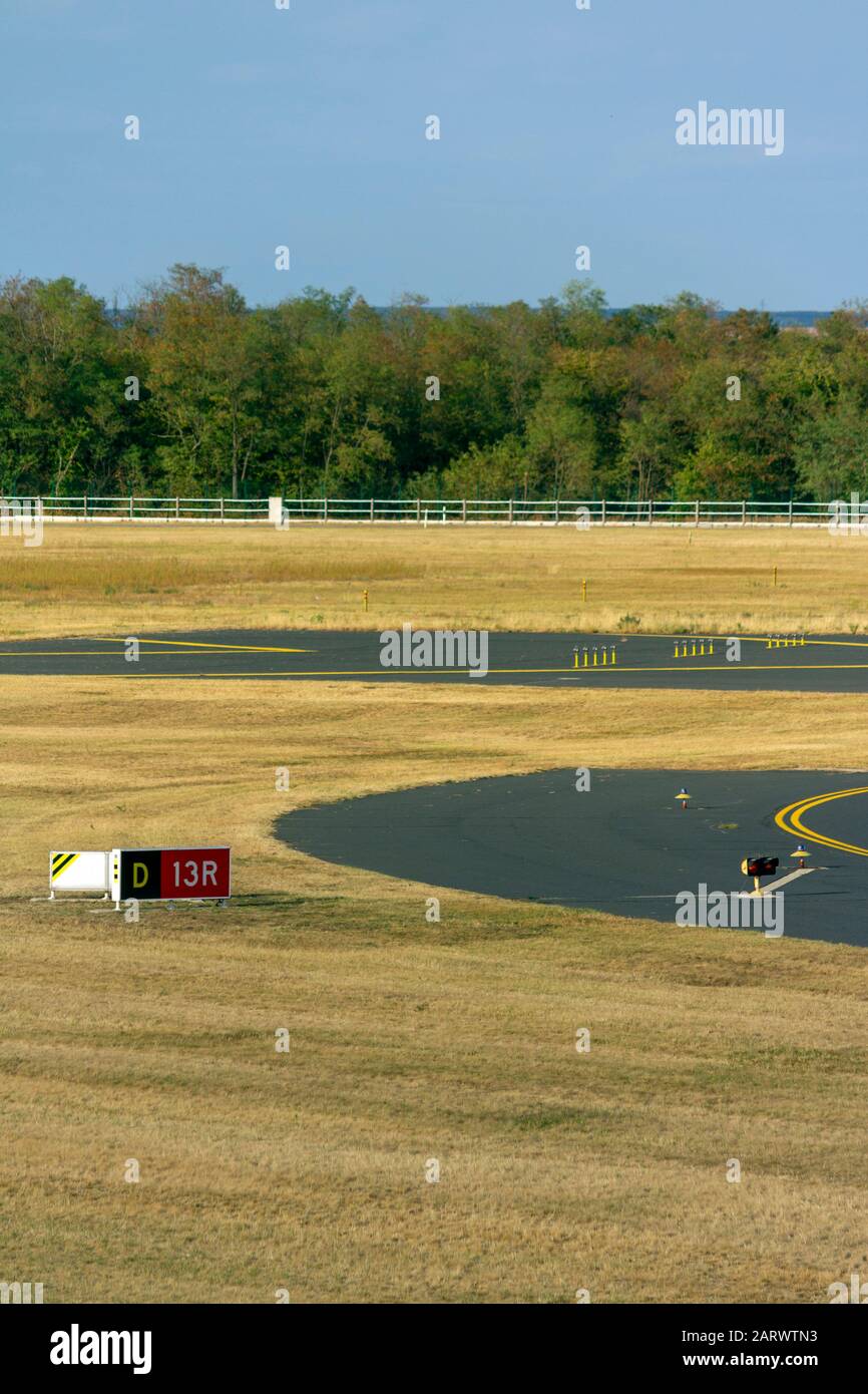 An einem heißen Sommertag auf einem Flughafen verteerden. Stockfoto