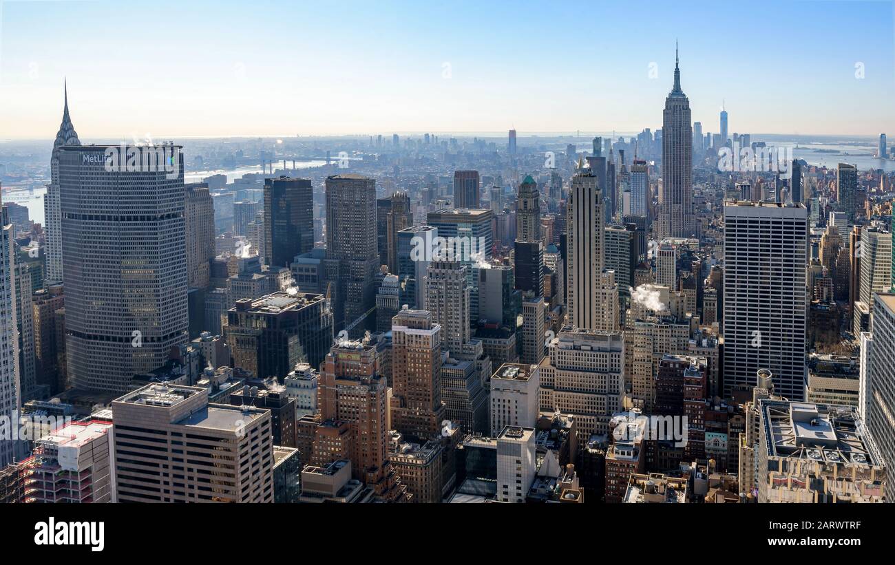 New York, USA - 26. Januar 2018: Morgendlicher Blick auf das Stadtbild von Lower Manhattan bei Sonnenaufgang. Stockfoto