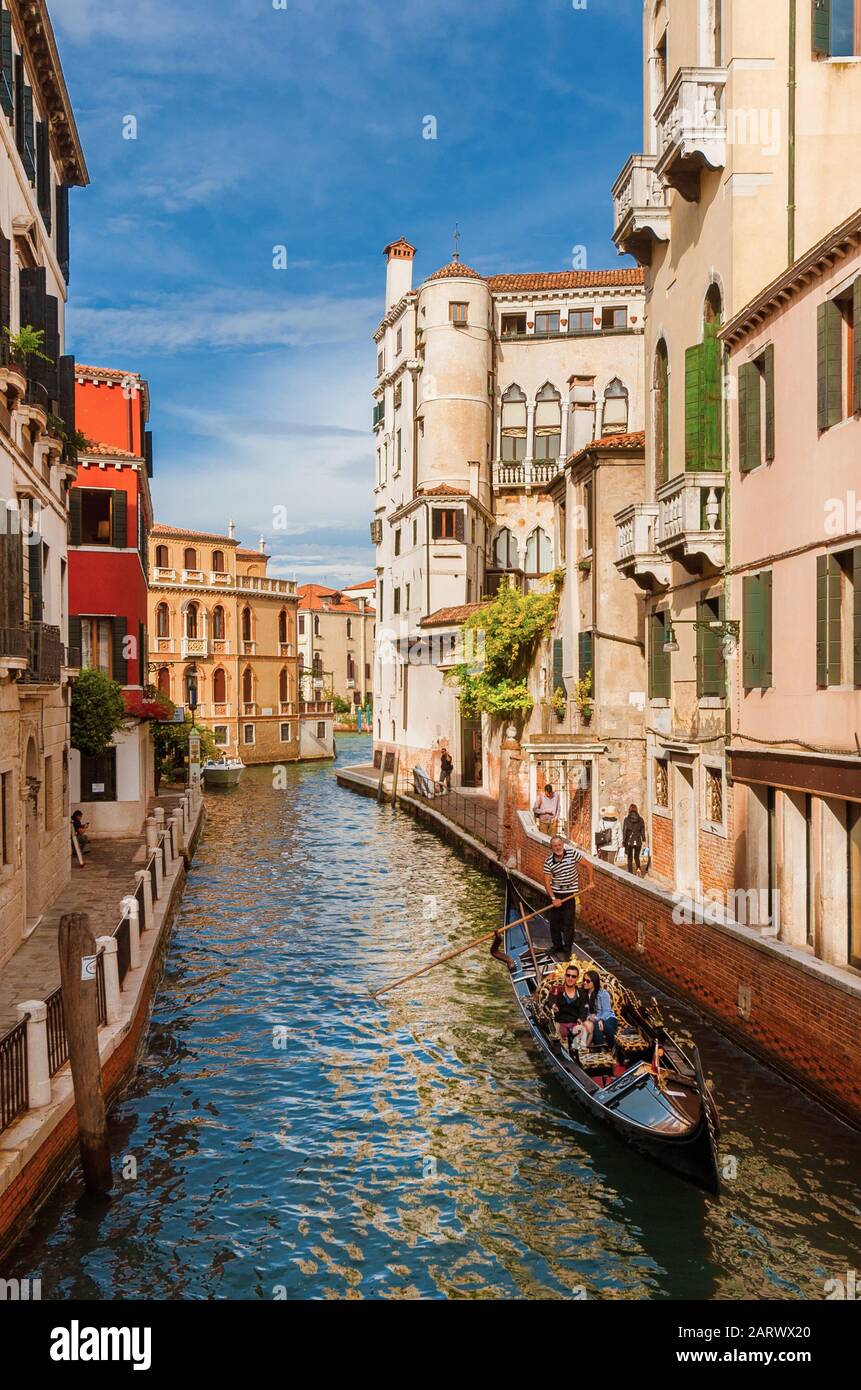 Sehenswürdigkeiten in Venedig. Ein paar Touristen machen eine private Gondelfahrt im ruhigen Dorsoduro District Stockfoto