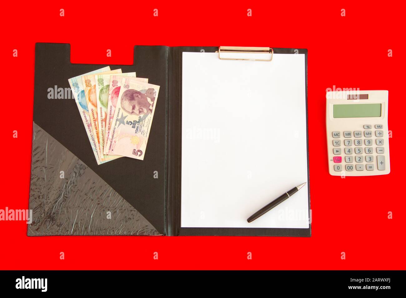 Rechner, Ordner und Geld auf rotem Hintergrund Stockfoto
