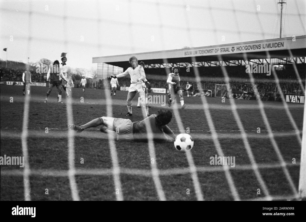 Telstar gegen Feyenoord 0-4, Kreuz (r) erzielt viertes Tor hinter Torhüter Van de Meeren Datum: 22. Dezember 1974 Ort: Velsen Schlüsselwörter: Sport, Fußball-Institution Name: Feyenoord: Verhoeff, Bert/Anefo Stockfoto