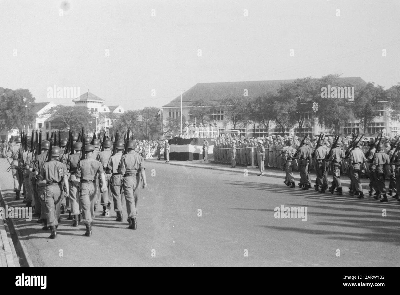 General Rail und andere Behörden besuchen Tasikmalaja BESCHÄFTIGEN, Um sich persönlich über die Situation in der Gegend um Tasikmalaja zu informieren, ging der Armeekommandeur, Leutnant General S.H. Spoor, in Begleitung mehrerer hoher militärischer und ziviler Behörden am 22. Juni 1948 mit dem Flugzeug nach Tasikmalaja. Ankunft am Flughafen. Der Armeekommandeur wird vom stellvertretenden Kommandeur von 3 R.S., Major H. Roozing Datum: 1948/06/25 Ort: Indonesien, Niederländisch-Ostindien begrüßt Stockfoto