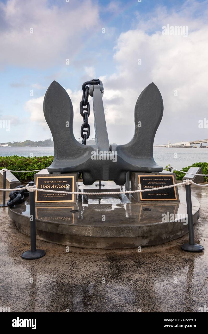 Oahu, Hawaii, USA. - 10. Januar 2020: Pearl Harbor. USS Arizona Anker als Statue unter blauer Wolkenlandschaft ausgestellt. Nasse Oberfläche. Stockfoto