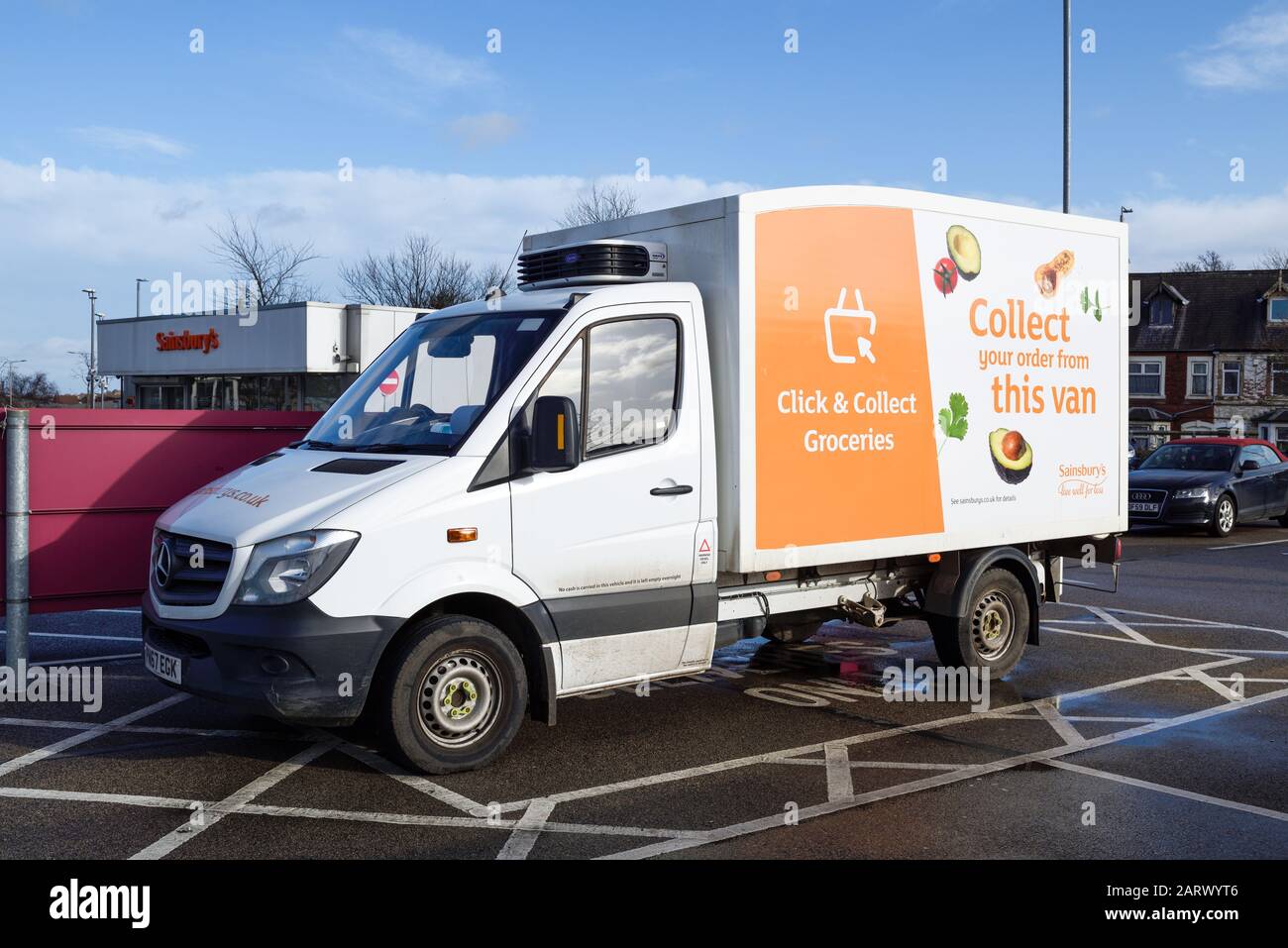 Sainsbury's Supermarkt, Klicken und Sammeln Sie Fahrzeug für Lebensmittelabnehmer und -Sammlungen. Stockfoto