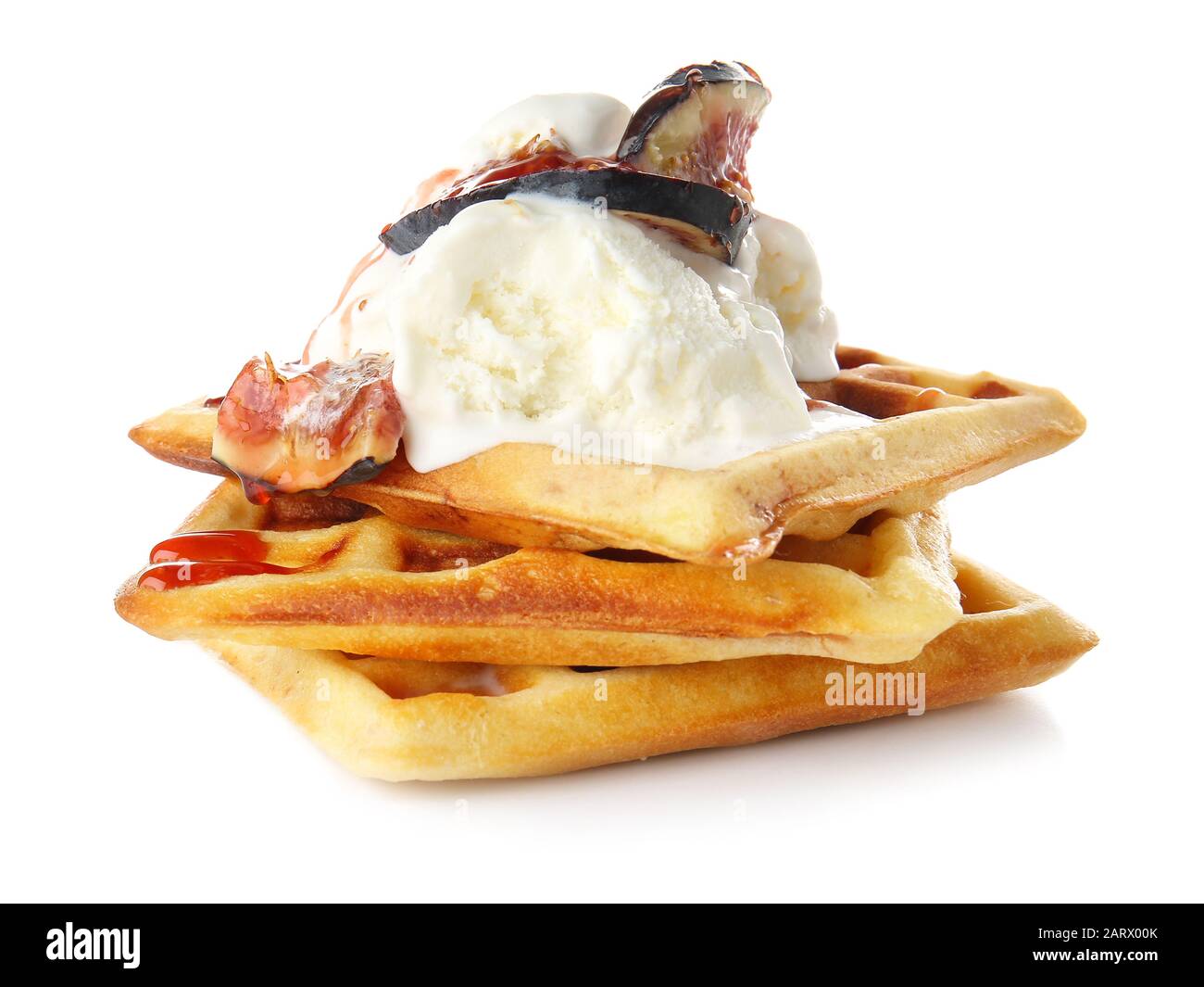 Leckere Waffeln mit Feigen und Eis auf weißem Hintergrund Stockfoto