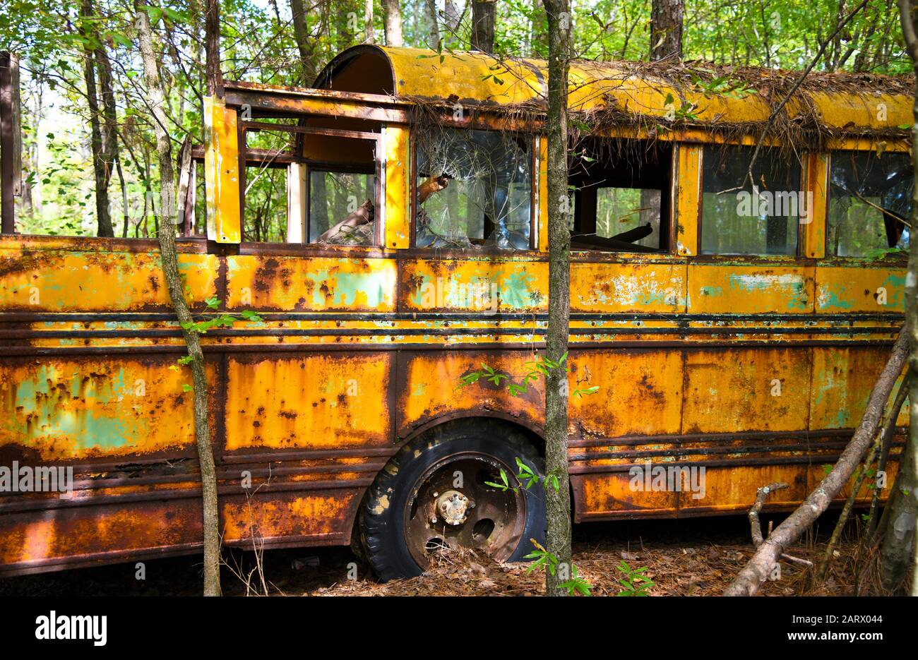 Nahaufnahme der Seite eines Old Scrap School Bus in einem Junk Yard Stockfoto