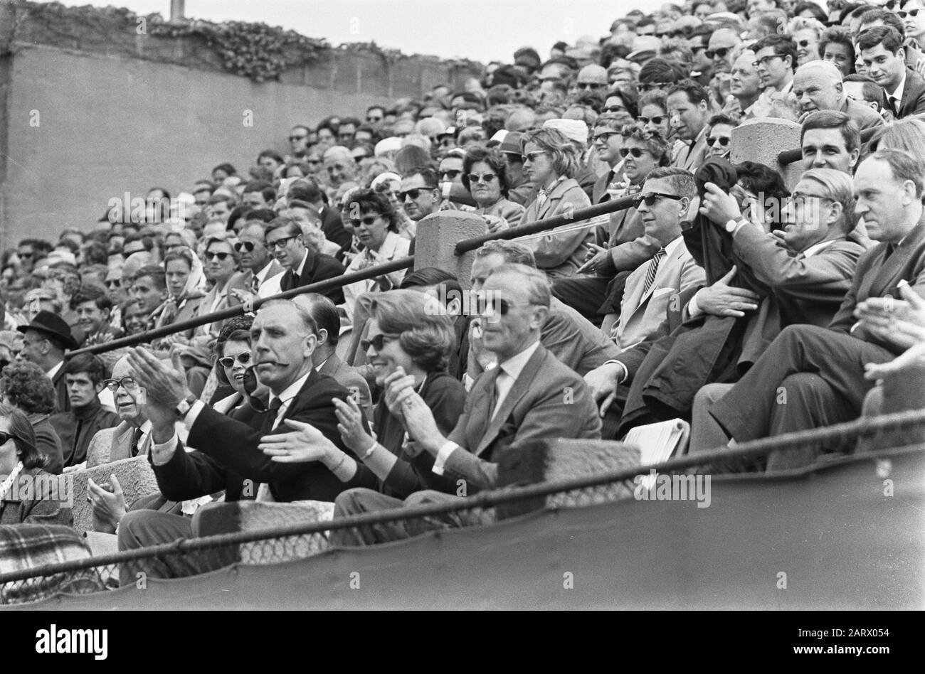 Tennis in de Mets Banen in den Haag, Prinzessin Beatrix auf der Tribüne Datum: 4. juli 1964 Standort: Den Haag, Süd-Holland Schlüsselwörter: Königshaus, Öffentlichkeit, Sport, Name der Tennisperson: Beatrix, Prinzessin Stockfoto