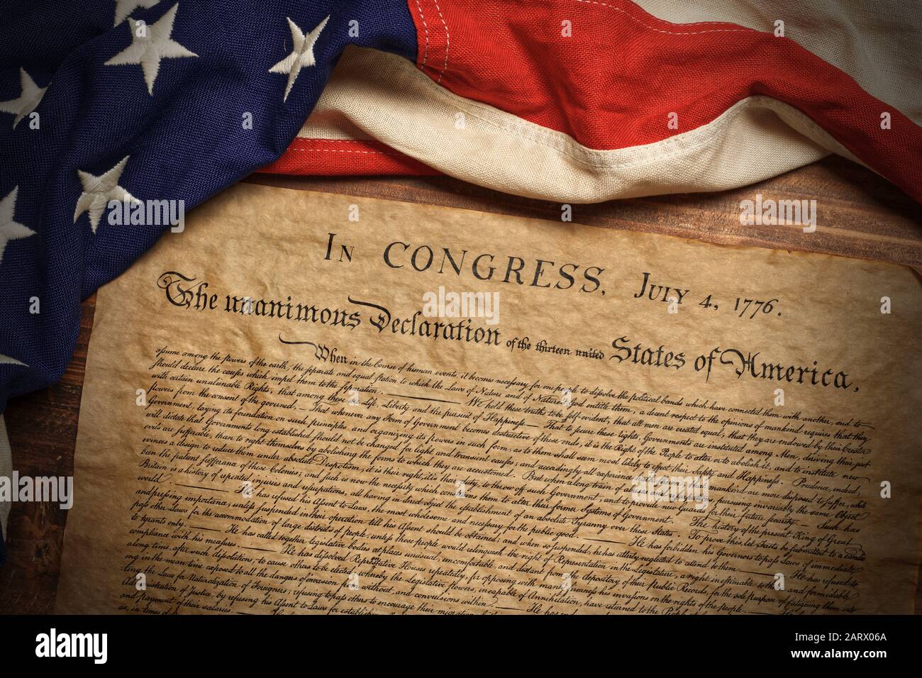 Unabhängigkeitserklärung der Vereinigten Staaten mit einer alten amerikanischen Flagge Stockfoto