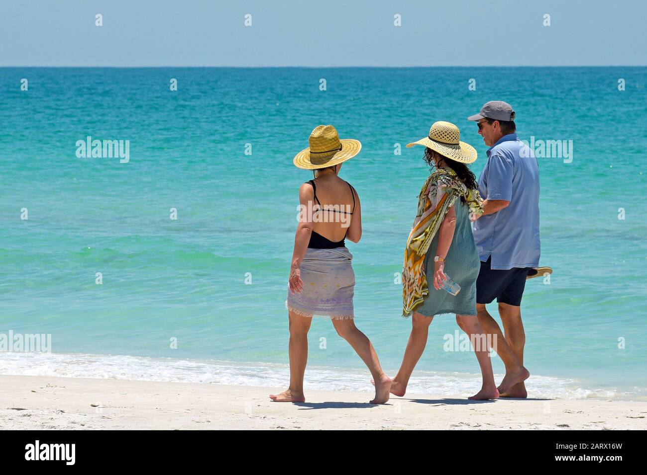 Holmes BEACH, ANNA MARIA ISLAND, FL - 1. Mai 2018: Menschen im Urlaub, die einen Spaziergang am Strand machen und einen schönen sonnigen Tag an der Golfküste genießen Stockfoto
