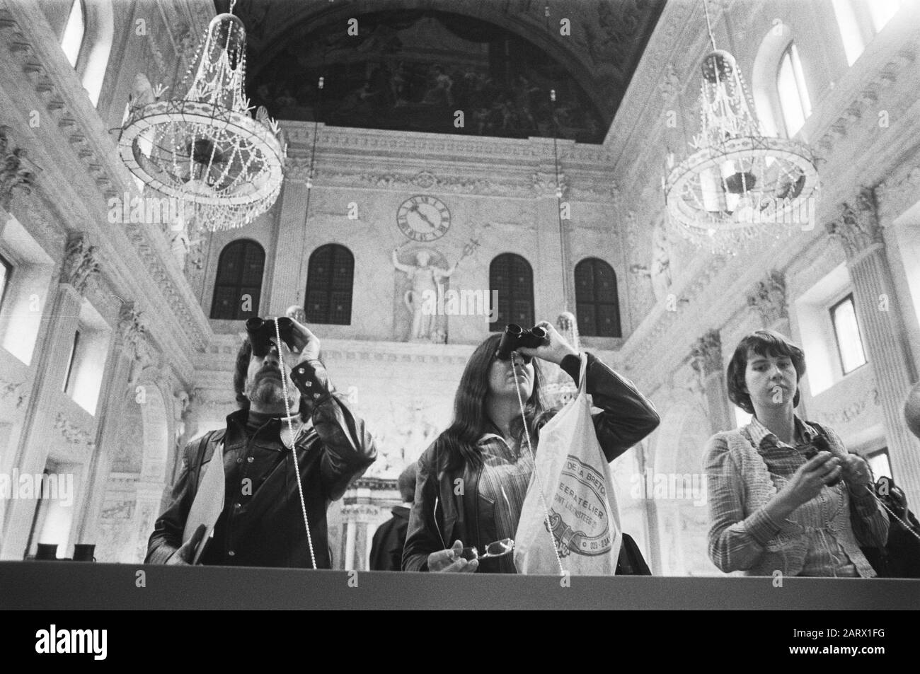 Ausstellungsbilder im Palast am Dam; Fernglas für die Öffentlichkeit, um Bilder besser zu sehen Datum: 9. Juni 1977 Schlüsselwörter: Bilder, Paläste, Ausstellungen Stockfoto