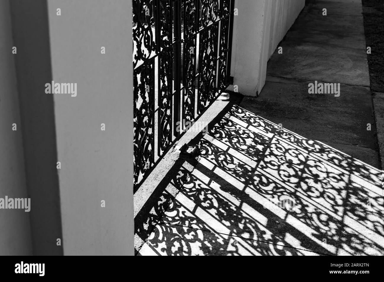 Schmiedeeiserner Zaun in Schwarzweiß in Mobile, Alabama Stockfoto