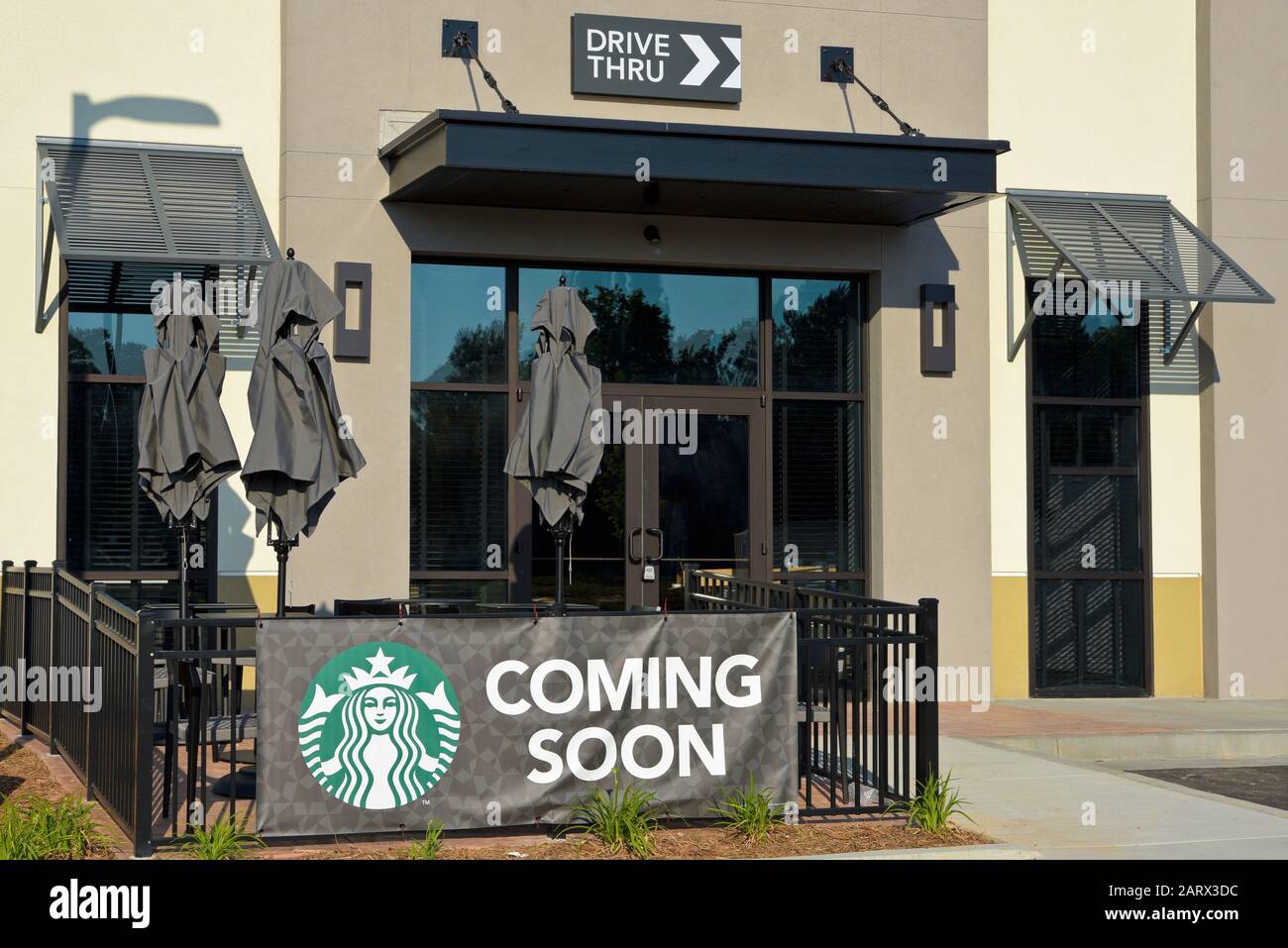 Villa Rica, GA/USA - 13. Mai 2018 - Demnächst wird ein Schild vor einem neuen Starbucks Coffee Shop angezeigt, das sich auf die Eröffnung vorbereitet. Stockfoto