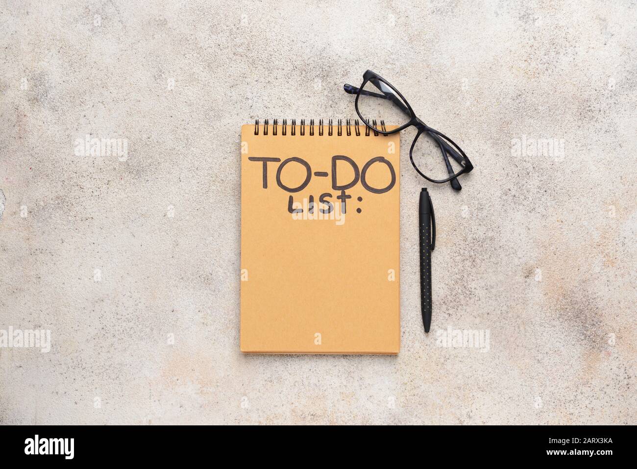 Leere to-DO-Liste, Brille und Stift auf hellem Hintergrund Stockfoto