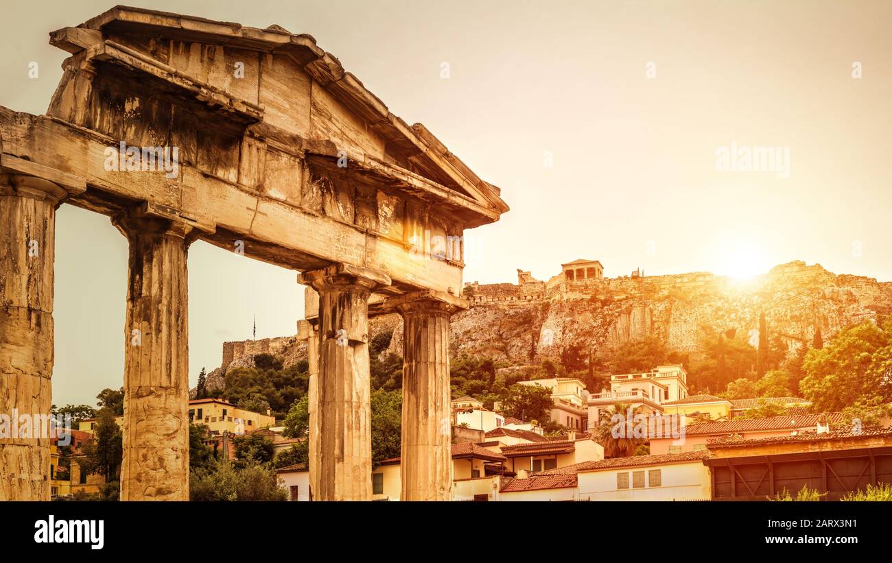 Roman Agora bei Sonnenuntergang im Sommer, Athen, Griechenland. Es ist eines der wichtigsten Wahrzeichen der Stadt Athen. Sonniger Blick auf Die Antiken griechischen Ruinen mit Blick auf das berühmte o Stockfoto