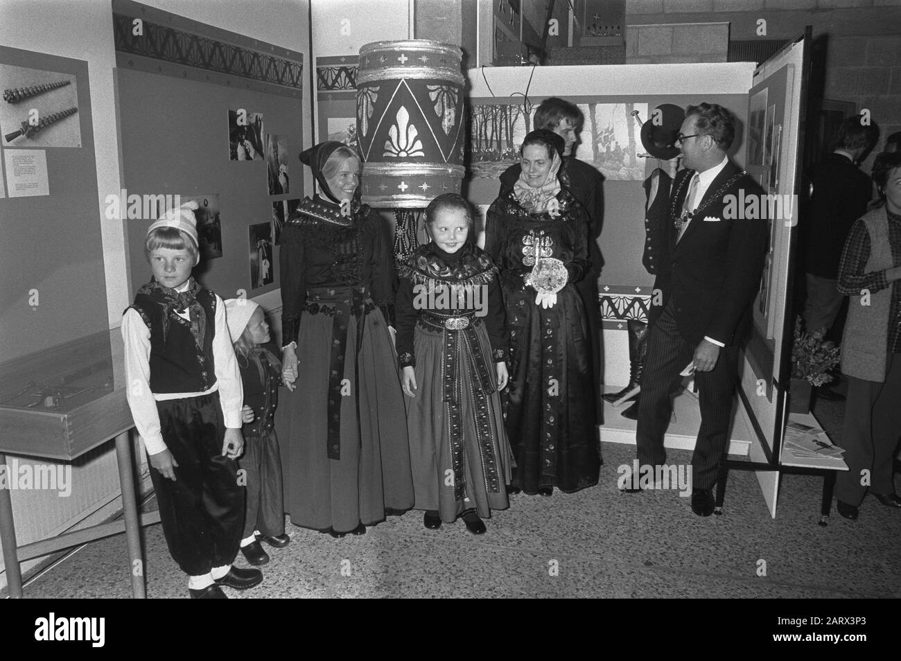 Eröffnung der Ausstellung eines holländischen Dorfes in Dänemark durch Bürgermeister Svendsen Ausstellungen, Volkskultur, Kostüm, Eröffnungen, Bürgermeister Datum: 18. Mai 1972 Ort: Dänemark Schlagwörter: Bürgermeister, Kostüm, Eröffnungen, Ausstellungen, Volkskultur Stockfoto